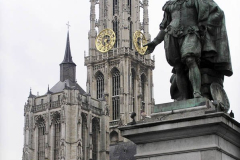 Rubens-frente-a-la-catedral-de-Amberes-2