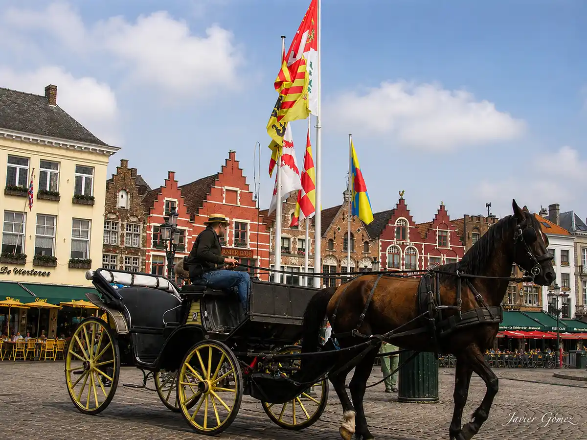 Grote Markt en Brujas con coche de caballos Grote Markt en Brujas con coche de caballos