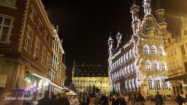 Plaza del Ayuntamiento de Lovaina iluminada por Navidad