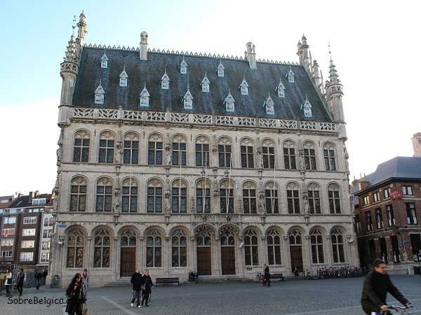 Tafelrond Hotel The Fourth en Lovaina