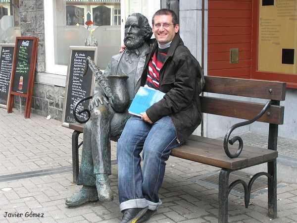 Sentado con el señor Adolphe Sax
