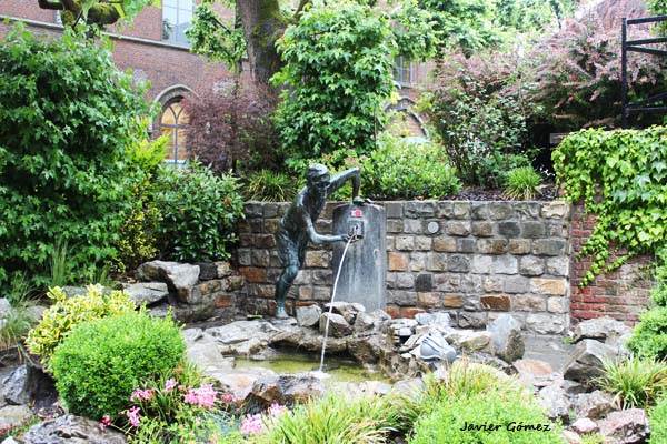 Estatua de niño en Mons