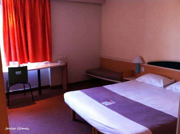Hotel Ibis Mons habitación