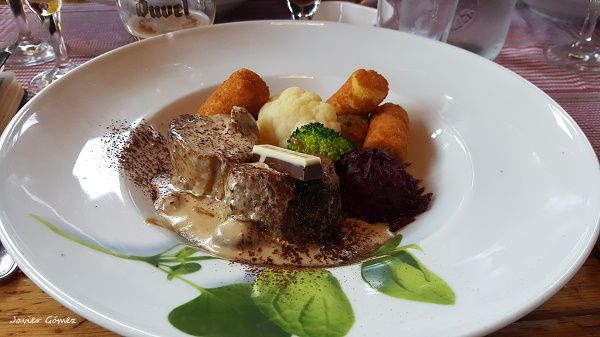 Plato cerveza y chocolate en restaurante Van Liedekercke