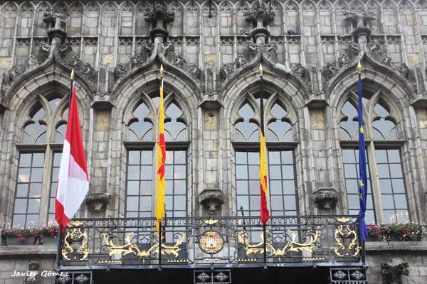 Fachada del Ayuntamiento de Mons 02